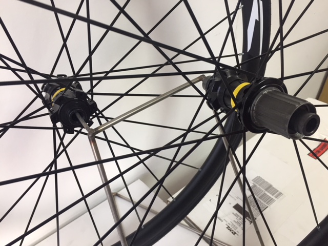 gebruiker veiling Revolutionair MAVIC COSMIC ELITE UST Disc Zowel Snelspanner Inbouw 135/100mm ,,, Of 12mm  Steekas 142/100 ,, Center lock ,, - Delta Bikes