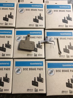 Shimano B05S  , B03S 'resin' remblok en veer met splitpen   ,, Mt 200 ,, Mt400 ,, ENZ. ,,  1 Paar